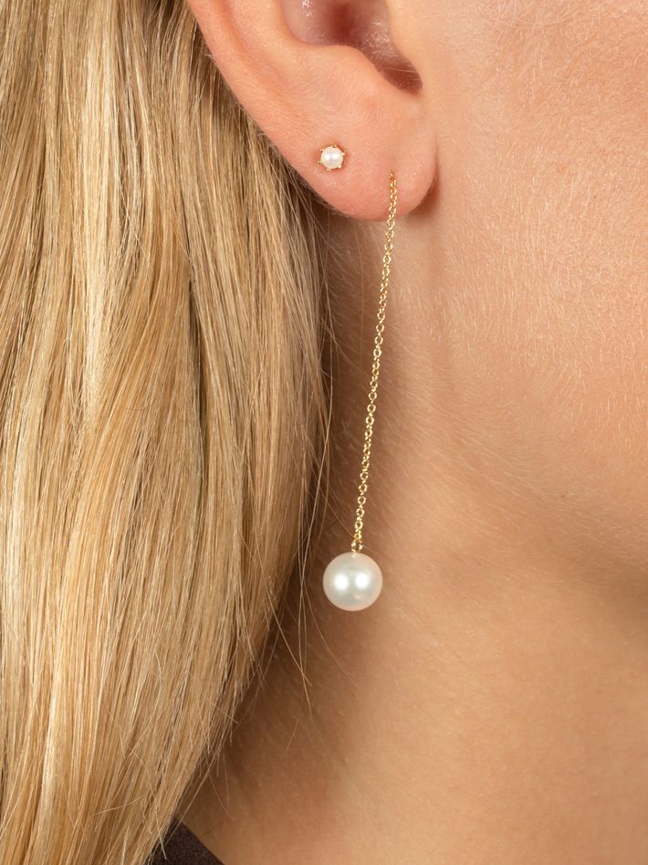 Swinging pearl earrings
