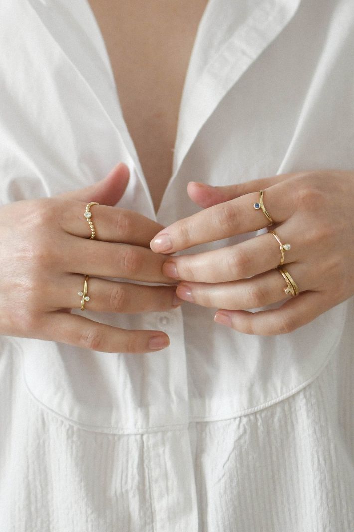 Vague de petite points gold diamond ring