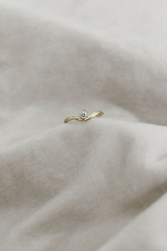 Vague de petite points gold diamond ring