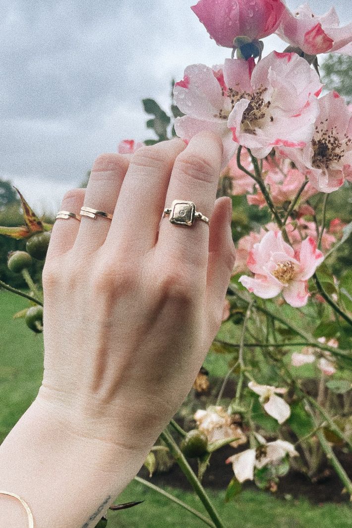 L'ancienne gold ring with diamonds