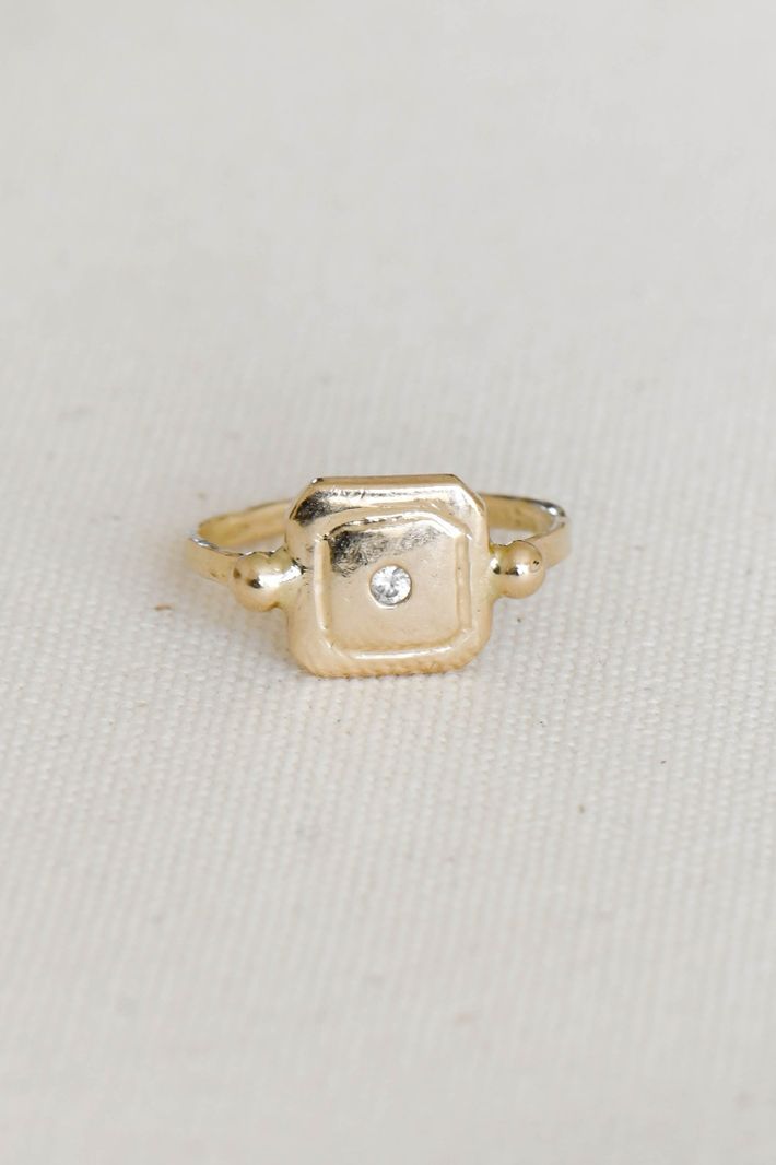 L'ancienne gold ring with diamonds