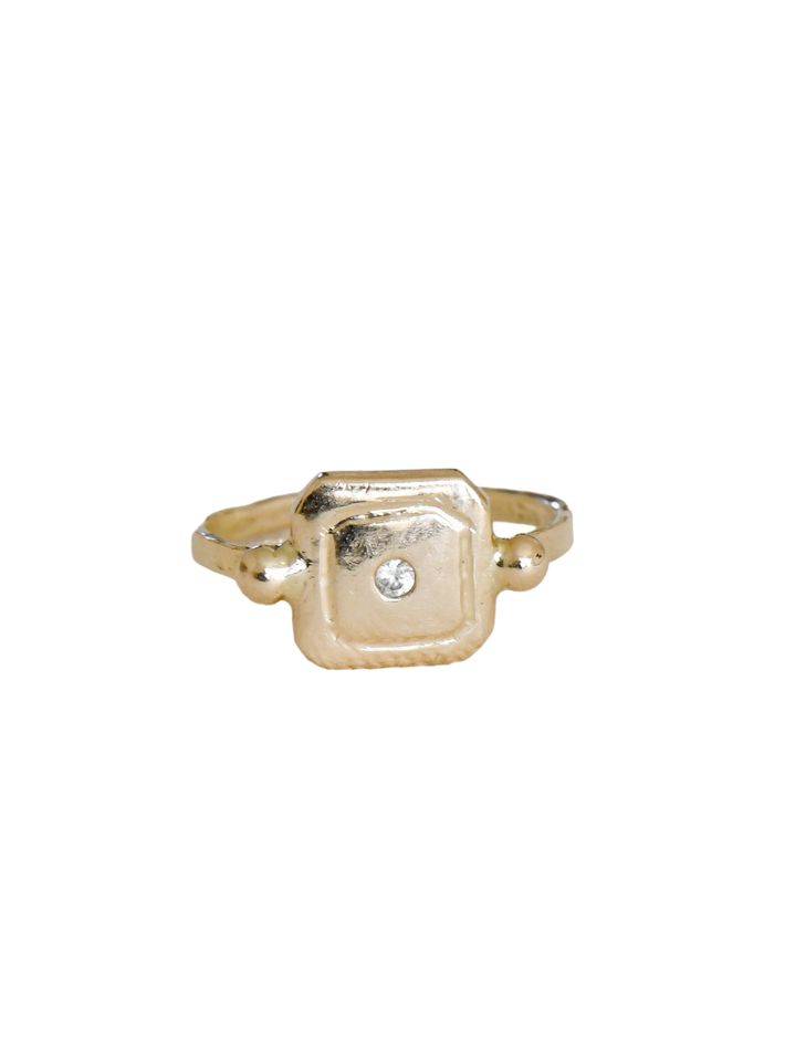 L'ancienne gold ring with diamonds