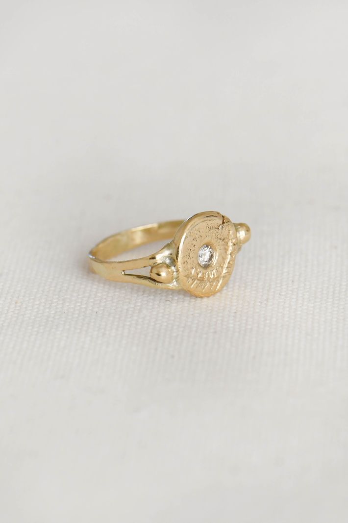 L'antique gold ring