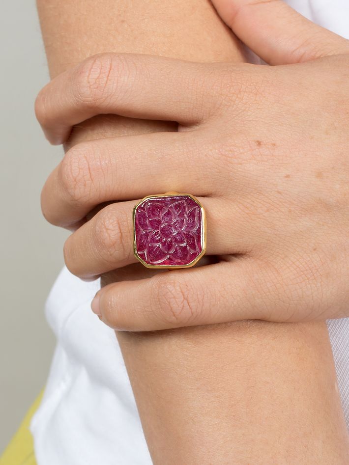 Ruby carved ring (square)